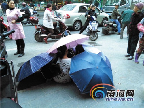 海口女子路邊產(chǎn)子,雨傘做產(chǎn)房